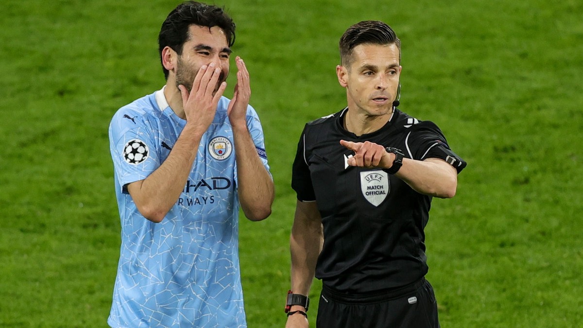 epa09135883 Manchester City's Ilkay Gundogan (L) reacts next to referee Carlos del Cerro Grande during the UEFA Champions League quarter final, second leg soccer match between Borussia Dortmund a ...