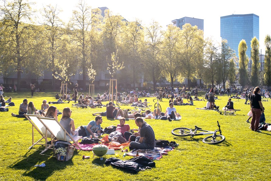 Leute geniessen das herrliche Fruehlingswetter auf der Josefswiese vor dem Primetower, aufgenommen am Samstag, 8. April 2017 in Zuerich. (KEYSTONE/Ennio Leanza)....People enjoy the sunny weather and t ...