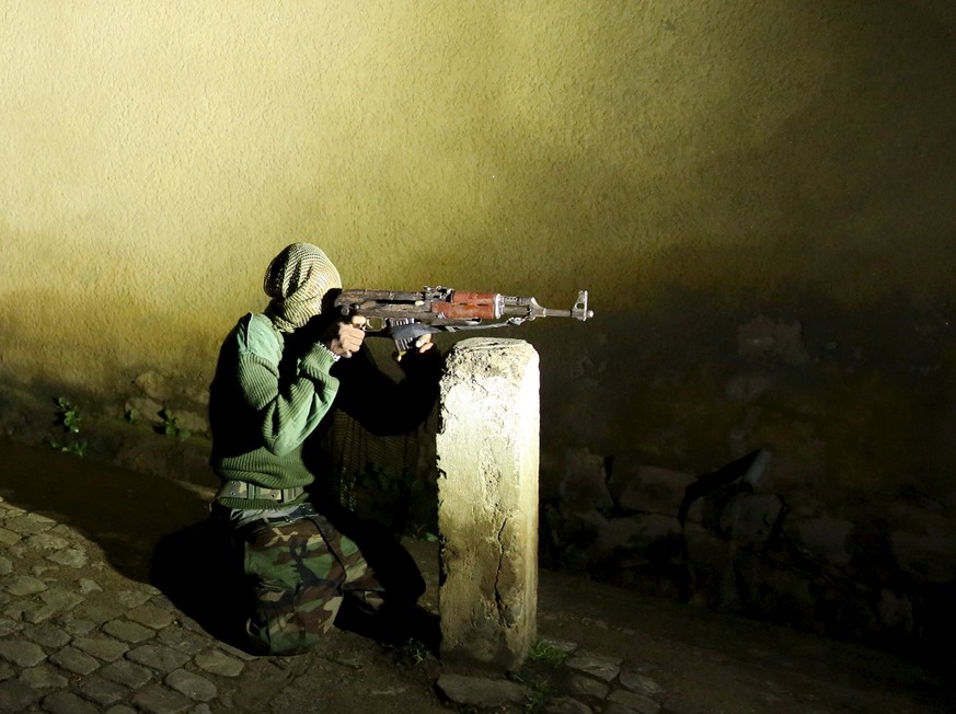 Ein bewaffneter der Bürgerwehr im Zentrum von Bujumbura im November 2015.&nbsp;