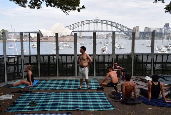 epa07254867 People setting up at Mrs Macquarie&#039;s Point in preparation for New Years Eve Fireworks in Sydney, Australia, 31 December 2018. EPA/BRENDAN ESPOSITO AUSTRALIA AND NEW ZEALAND OUT