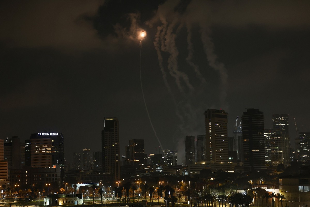 epa12182365 The Iron Dome, the Israeli air defense system, intercepts missiles fired from Iran, over Tel Aviv, Israel, 18 June 2025. Israel and Iran have been exchanging fire since Israel attacked Ira ...