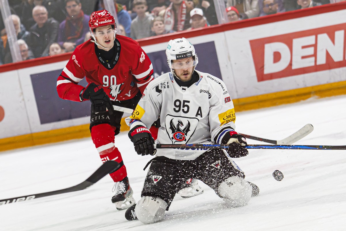 Theo Rochette (LHC), gauche, lutte pour le puck avec Jacob De la Rose (HCFG), droite, lors du match du championnat suisse de hockey sur glace de National League entre Lausanne HC, LHC, et le HC Fribou ...