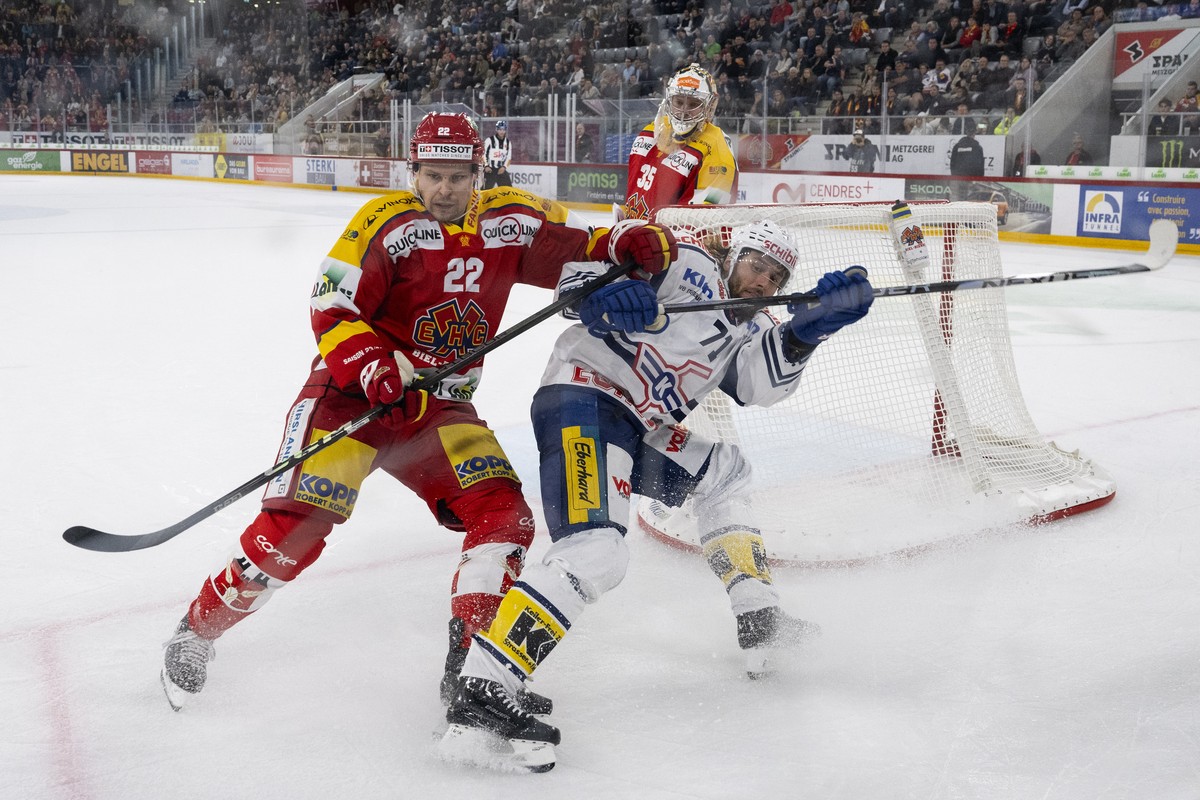 Biels Ville Pokka, links, im Duell mit Klotens Michael Loosli im Eishockey Qualifikationsspiel der National League zwischen dem EHC Biel und dem EHC Kloten, am Freitag, 6. Oktober 2023, in der Tissot  ...