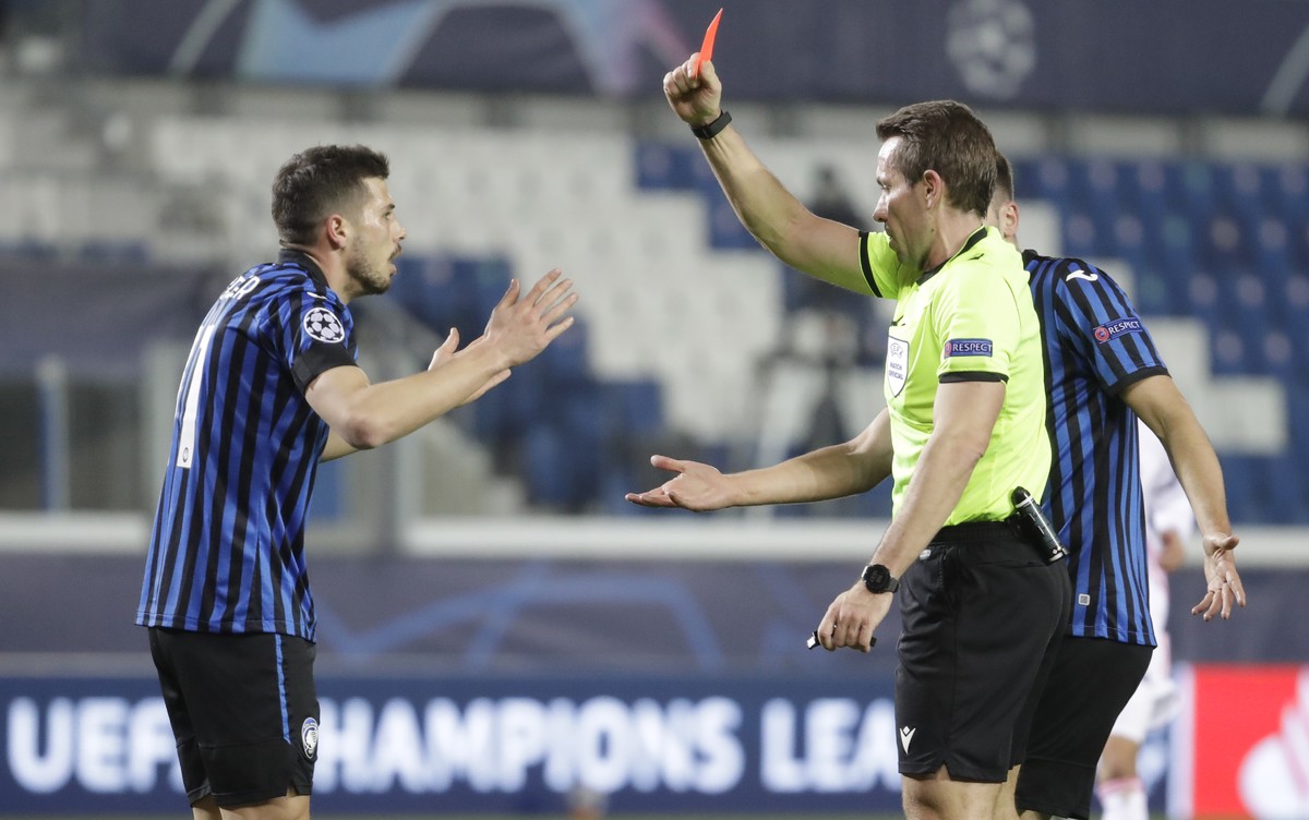 Referee Tobias Stieler, right, shows a red card to Atalanta's Remo Freuler during the Champions League, round of 16, first leg soccer match between Atalanta and Real Madrid, at the Gewiss Stadium ...