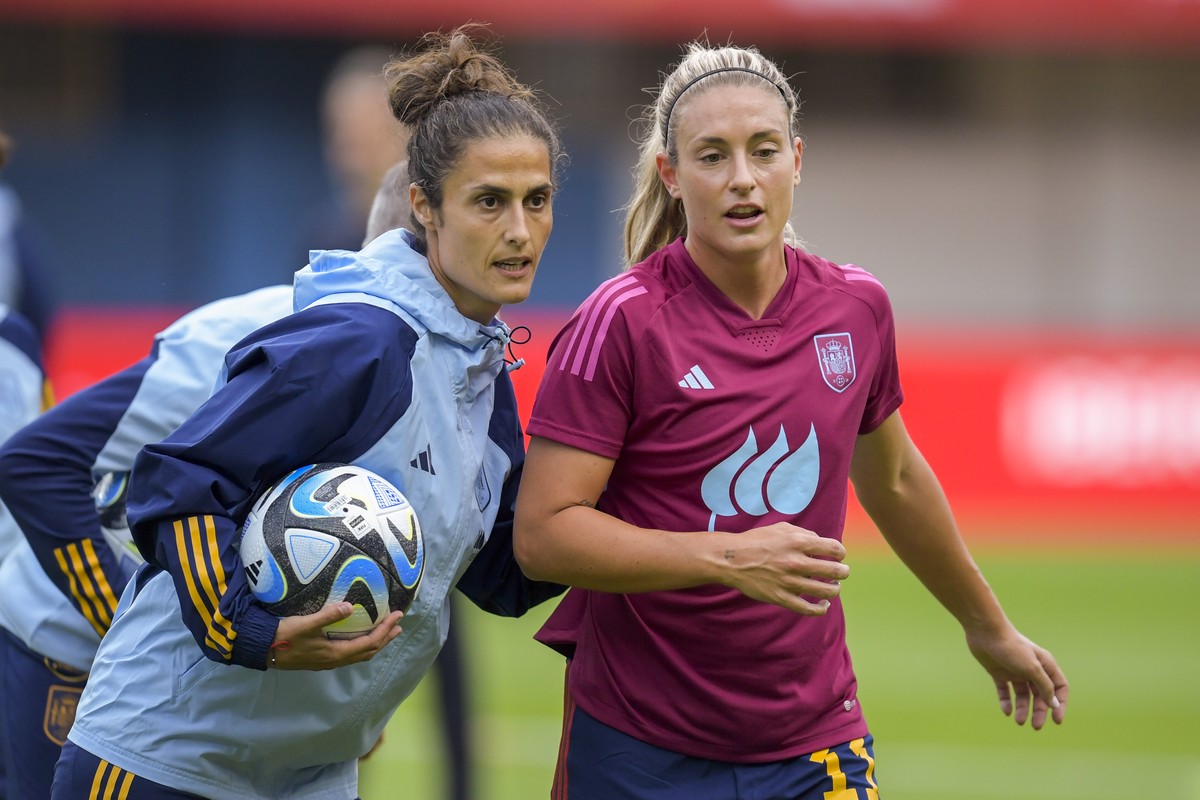 epa10842386 (FILE) Spain's assistant coach Montse Tome (L) takes part in a training session of the team in Madrid, Spain, 29 June 2023 (reissued 05 September 2023). Montse Tome has been appointed ...