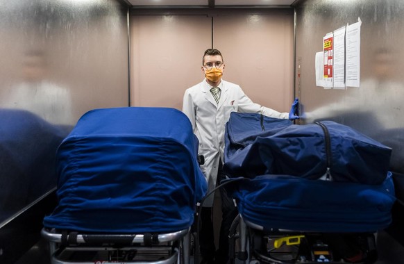 Un employe des Pompes Funebres Generales Edmond Pittet de Lausanne, transporte les corps de deux personnes victimes du Coronavirus dans les etages du batiment des Pompes Funebres Generales de Lausanne ...