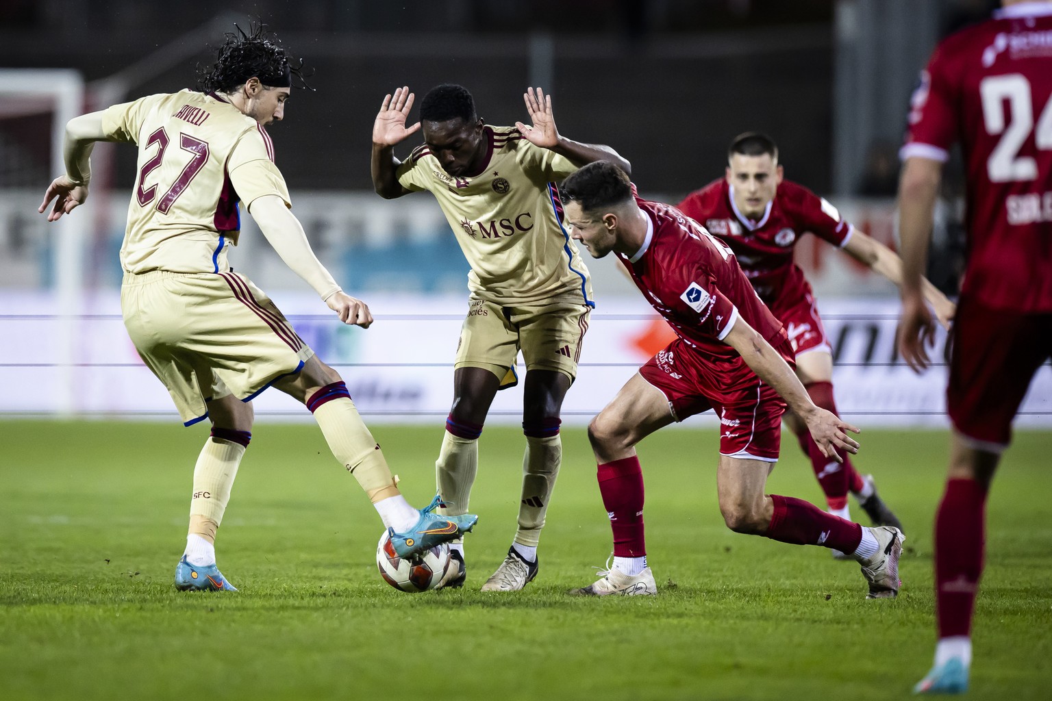 Adrian Gantenbein (FCW) (rechts) kaempft um den Enzo Crivelli (SFC) (links) im Fussball Meisterschaftsspiel der Swiss Super League zwischen Winterthur, FCW, und Servette, SFC, vom Saturday, 30. March  ...