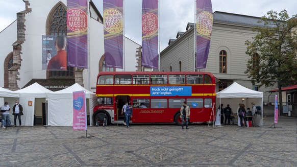 Der Impfbus steht bereit auf dem Barfuesserplatz in Basel, am Montag, 20. September 2021. Im Kanton Basel-Stadt ist ab 13. September 2021 waehrend vier Wochen ein Impfbus unterwegs, in dem sich die Be ...