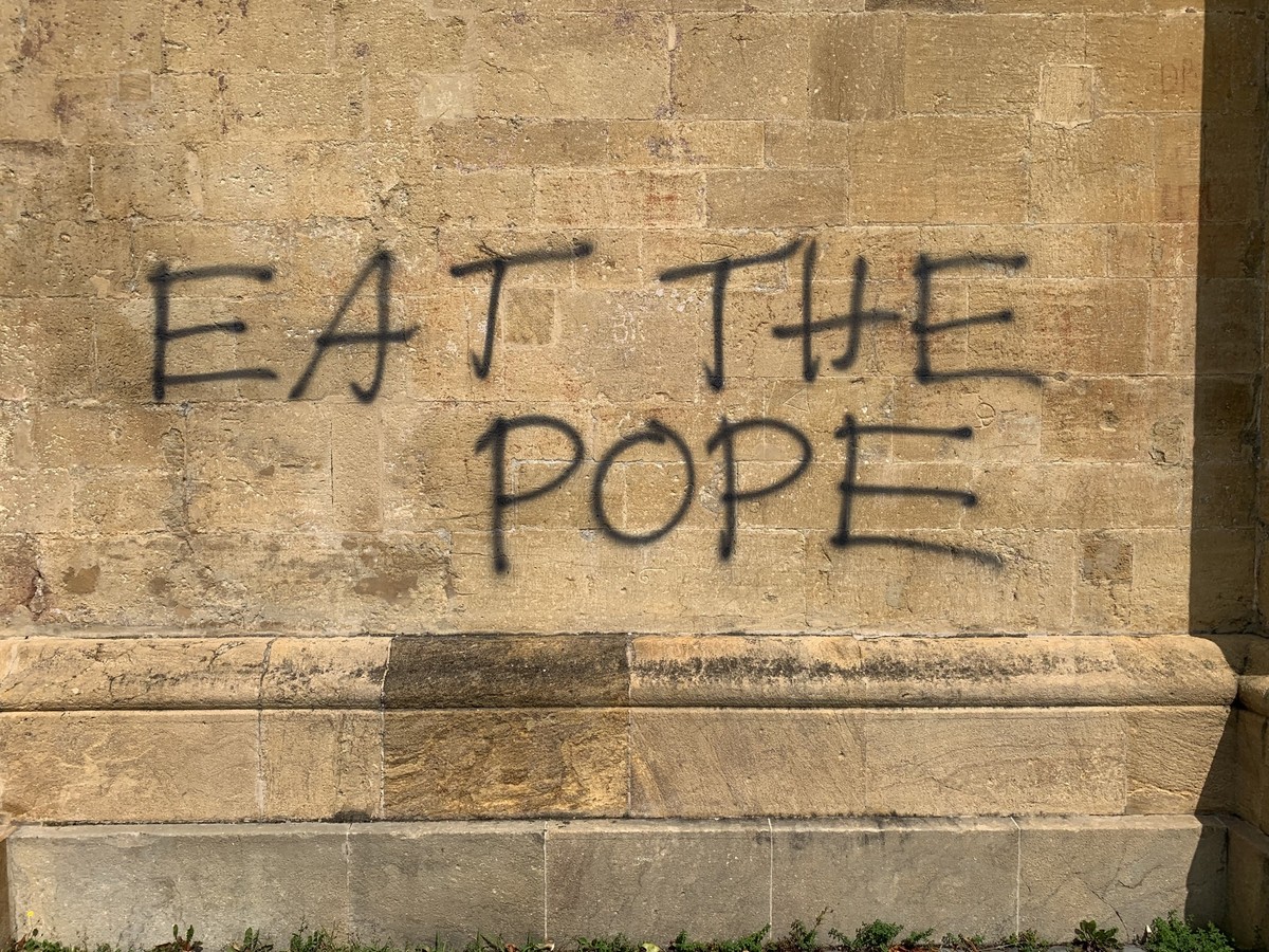 L'un des tags sur la collégiale de Neuchâtel.