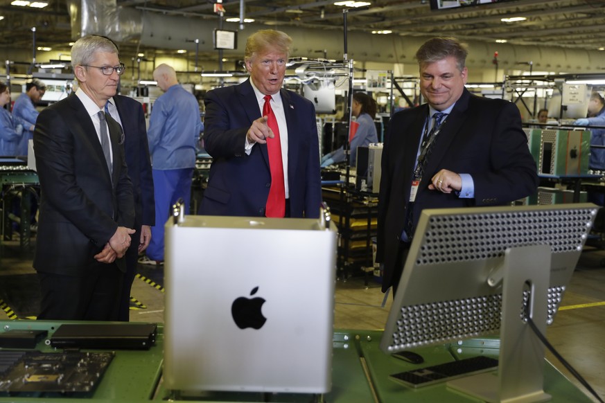 President Donald Trump tours an Apple manufacturing plant, Wednesday, Nov. 20, 2019, in Austin with Apple CEO Tim Cook, left. (AP Photo/ Evan Vucci)
Donald Trump