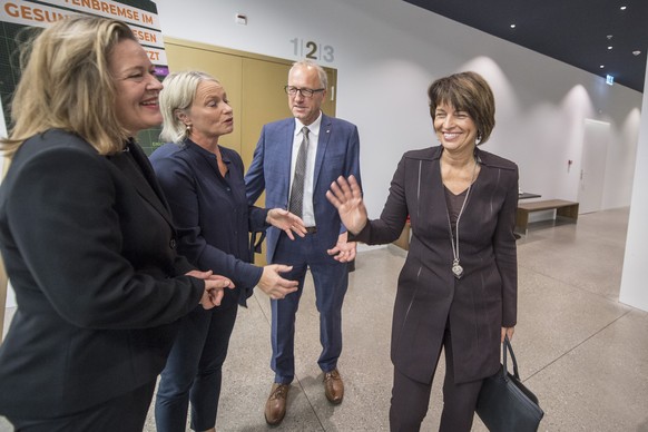 Bundesraetin Doris Leuthard, rechts, mit den CVP Bundesratskandidaten Heidi Z’graggen, Elisabeth Schneider-Schneiter und Peter Hegglin, von links, anlaesslich der CVP Delegiertenversammlung vom Samsta ...