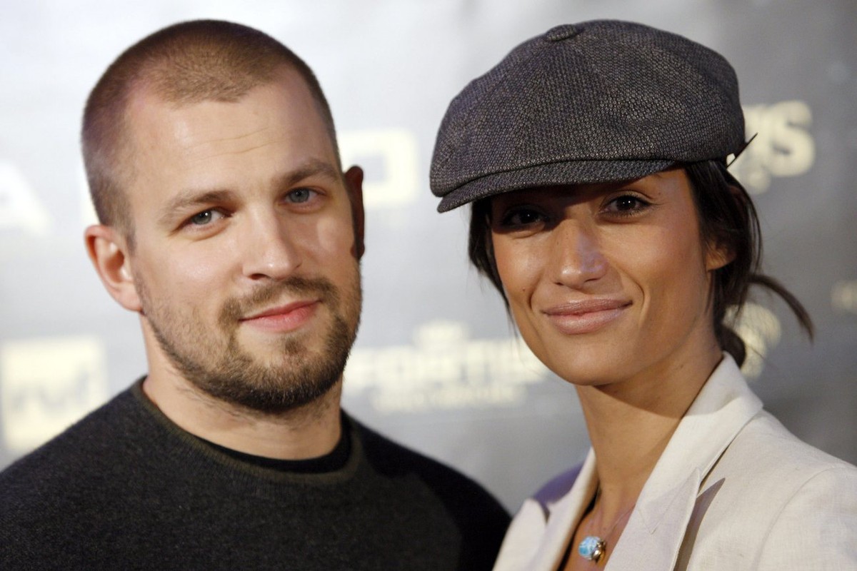 Der Rapper Stress, links und die Schauspielerin Melanie Winiger, rechts, schreiten ueber den Roten Teppich am Mittwoch, 9. September 2009 in Zuerich, zur Weltpremiere des Schweizer Kinofilms "Car ...