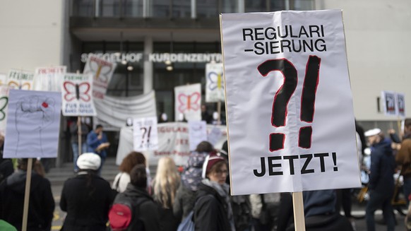 Demonstranten fordern eine kollektive Regularisierung fuer alle Sans-Papiers vor dem Justiz- und Sicherheitsdepartement des Kantons Basel-Stadt in Basel am Mittwoch, 14. November 2018. (KEYSTONE/Georg ...