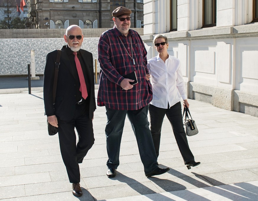 Dieter Behring, Mitte, seine Frau Ruth, rechts, und Behrings Anwalt Bruno Steiner, links, betreten das Bundesstrafgericht in Bellinzona, am Donnerstag, 30. Maerz 2017. Das Bundesstrafgericht entscheid ...