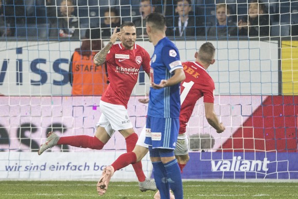Dejan Sorgic, links, von Thun feiert das Tor zu m 0:1 beim Super League Meisterschaftsspiel zwischen dem FC Luzern und dem FC Thun vom Samstag 20. Oktober 2018 in Luzern. (KEYSTONE/Urs Flueeler)