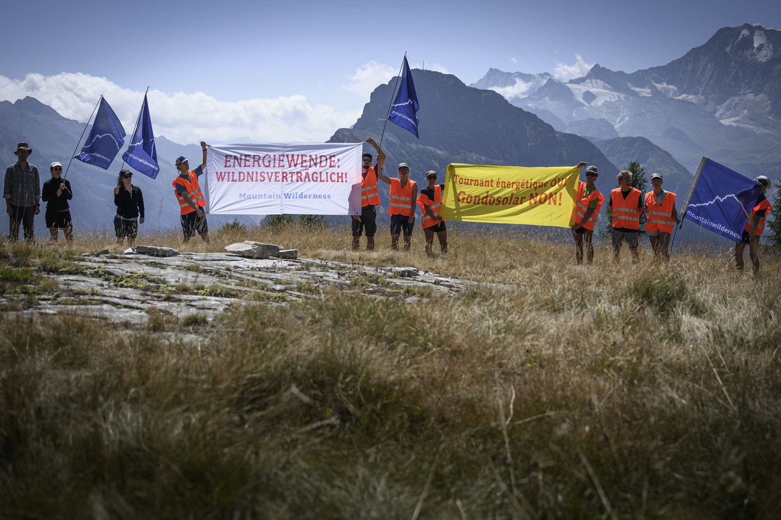 Des opposants au projet Gondosolar de l&#039;association privee Mountain Wilderness Suisse participent a la manifestation &quot;Feu dans les Alpes&quot; a l&#039;Alpjerung en dessus de la commune vala ...