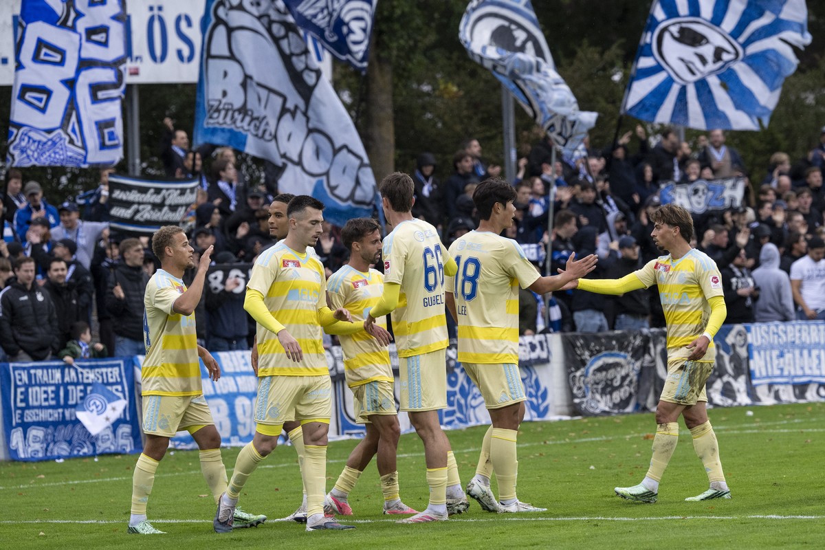 KEYPIX - GCs Spieler feiern ihren Treffer zum 0-1 in der 2. Runde des Schweizer Fussball Cup zwischen dem FC Grenchen und dem Grashopper Club Zuerich, am Samstag, 17. Oktober 2026, im Stadion Bruehl i ...
