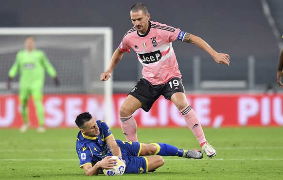 Juventus Leonardo Bonucci, right, controls the ball during the Serie A soccer match between Juventus and Hellas Verona, at the Allianz Stadium in Turin, Italy, Sunday, Oct. 25, 2020. (Tano Pecoraro/La ...