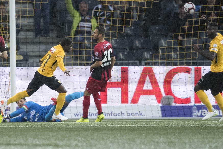 YBs Roger Assale, links, trifft gegen Neuenburgs Goalie Laurent Walthert zum 1:1 im Fussball Meisterschaftsspiel der Super League zwischen den Berner Young Boys und Neuchatel Xamax, am Samstag, 25. Au ...