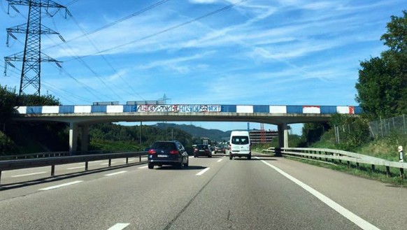 Auf der Brücke steht: «All hends denkt mir hends gmacht»