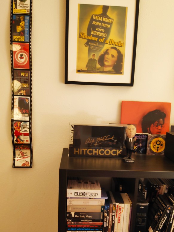 9 grossartige Hitchcock-Filme, die du dir in der Quarantäne reinziehen solltest
Baroni, wie sowohl in Bezug auf Kulinarik, Drinks, Musik und Filme immer sehr stilsicher. Hitchcock geht natürlich immer ...