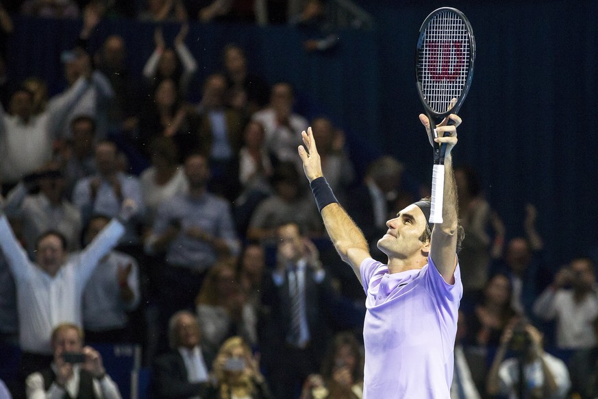 epa06297158 Switzerland&#039;s Roger Federer celebrates after defeating Argentina&#039;s Juan Martin del Potro in their final match of the Swiss Indoors tennis tournament at the St. Jakobshalle in Bas ...