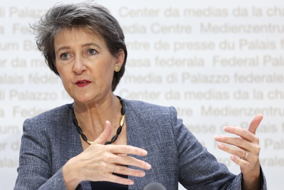 Bundesraetin Simonetta Sommaruga spricht waehrend einer Medienkonferenz ueber die Botschaft zur Revision des CO2-Gesetzes fuer die Zeit nach 2024, am Freitag, 16. September 2022, in Bern. (KEYSTONE/Pe ...