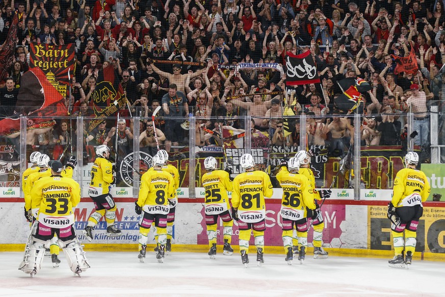 Berns Spieler feiern mit ihren Fans nach dem Eishockey Meisterschaftsspiel der National League zwischen dem EHC Biel und dem SC Bern, am Samstag, 23. September 2017, in der Tissot Arena in Biel. (KEYS ...