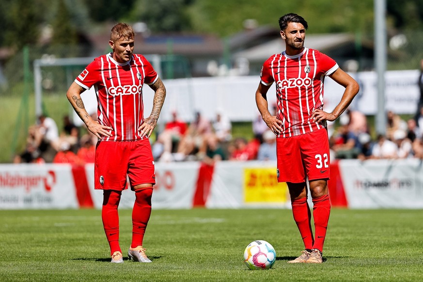 Jonathan Schmid SC Freiburg, 07 und Vincenzo Grifo SC Freiburg, 32 beim Freistoss SC Freiburg vs. FC St. Gallen, Fussball, Testspiel, Spielzeit 2022/2023, 09.07.2022 SC Freiburg vs. FC St. Gallen, Fus ...