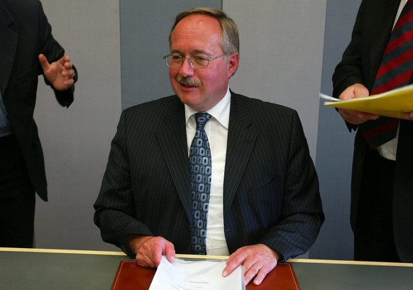 Bundespraesident Samuel Schmid, links und Bundesratssprecher Achille Casanova, rechts aeussert sich am Sonntag, 5. Juni 2005 im Bundeshaus in Bern vor den Medien ueber die Resultate der Eidgenoessisch ...