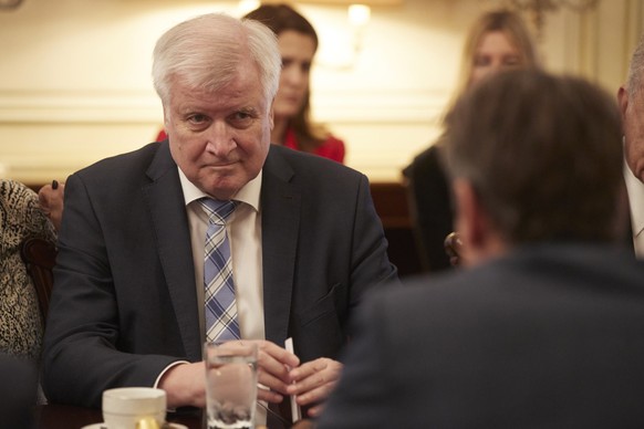 epa07895575 A handout photo made available by the Greek Prime Minister&#039;s Press Office shows Greek Prime Minister Kyriakos Mitsotakis (R) talking with German Interior Minister Horst Seehofer (L) d ...