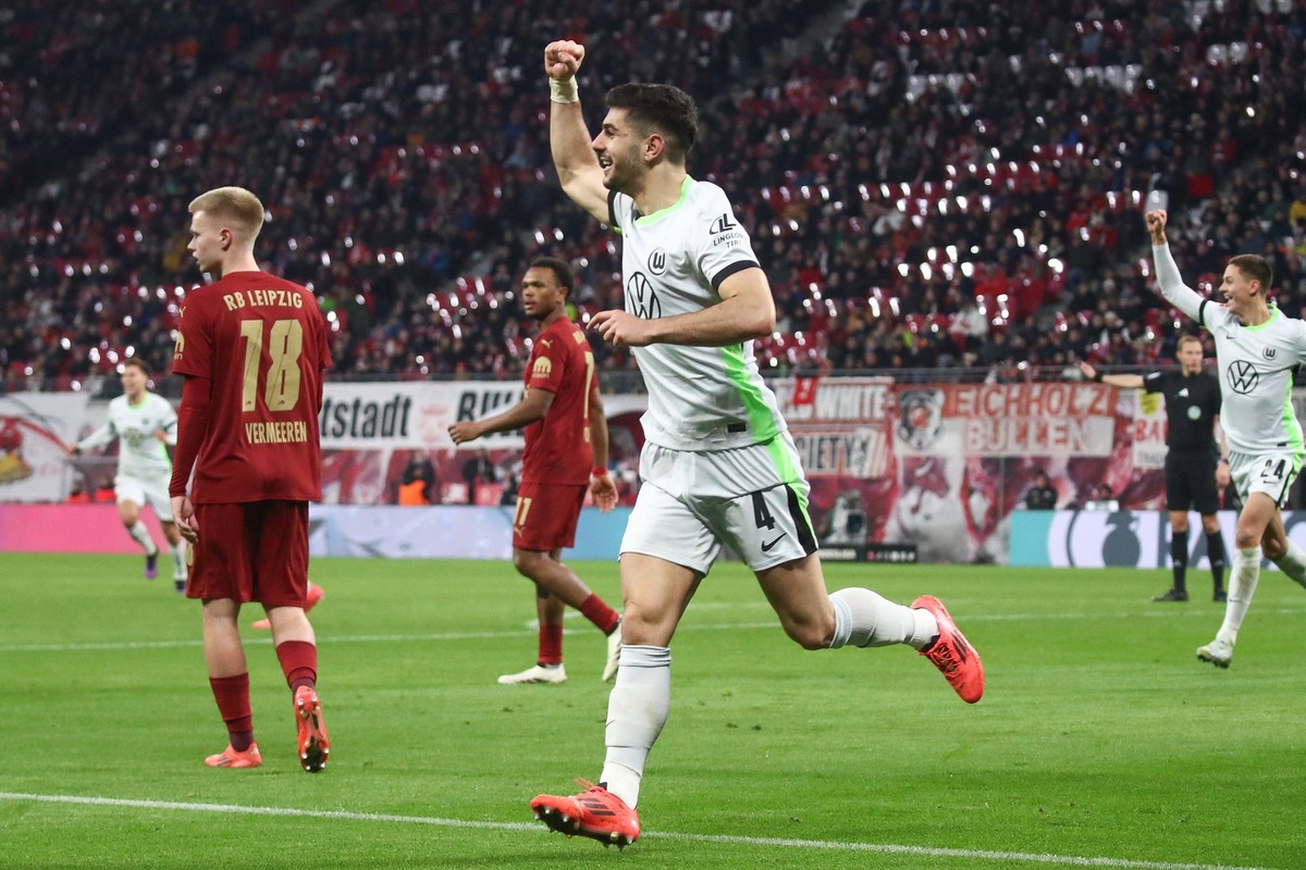 30.11.2024, xgox, Fussball 1.Bundesliga, RB Leipzig - VfL Wolfsburg emspor, v.l. Jubel nach dem 0:4 durch Joakim Maehle Wolfsburg, 21 DFL/DFB REGULATIONS PROHIBIT ANY USE OF PHOTOGRAPHS as IMAGE SEQUE ...