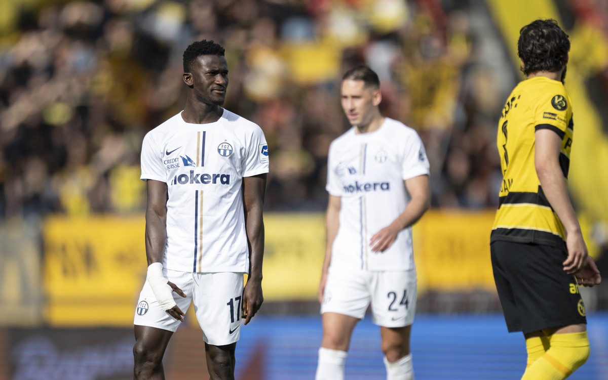 Cheick Conde (FCZ) verlaesst den Platz nach der roten Karte im Fussball Meisterschaftsspiel der Super League zwischen dem FC Zuerich und den BSC Young Boys im Letzigrund, am Sonntag, 5 Mai 2024 in Zue ...