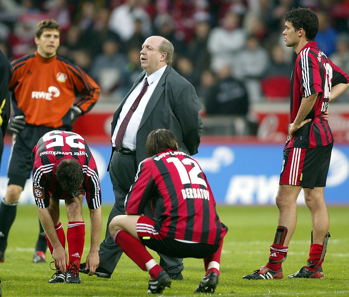 Wieder nur Vizekusen: Goalie Hans-Jörg Butt, Bernd Schneider, Manager Reiner Calmund, Dimitar Berbatow und Michael Ballack nach der verpassten Meisterschaft.