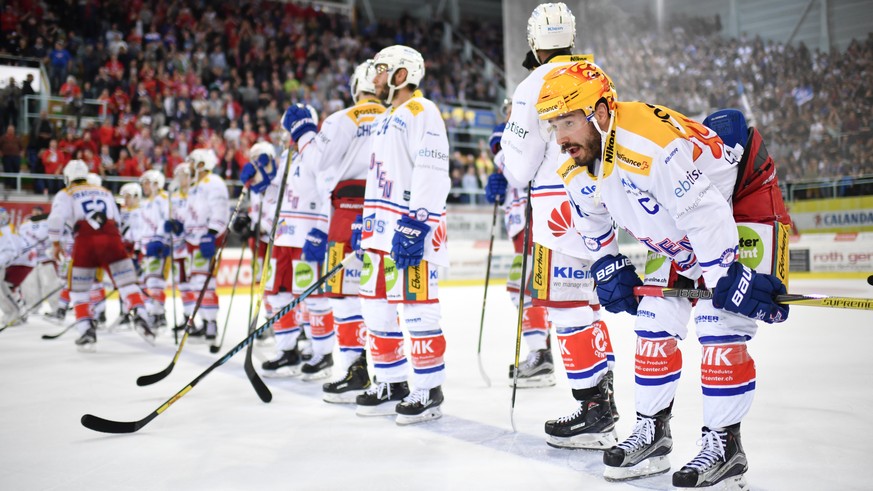 Enttaeuschte Klotener mit Dennis Hollenstein, im sechsten Eishockey Spiel der Ligaqualifikation der National League zwischen dem EHC Kloten und den SC Rapperswil-Jona Lakers am Montag, 23. April 2018, ...