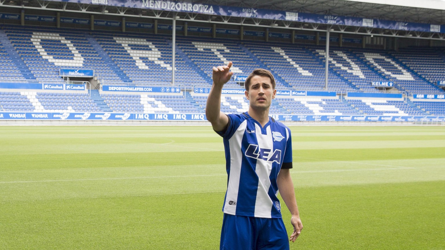 epa06177353 Deportivo Alaves&#039; new player Spanish Bojan Krkic poses for the media during his presentation at the Mendizorroza stadium, in Vitoria, northern Spain, 01 September 2017. EPA/David Agui ...