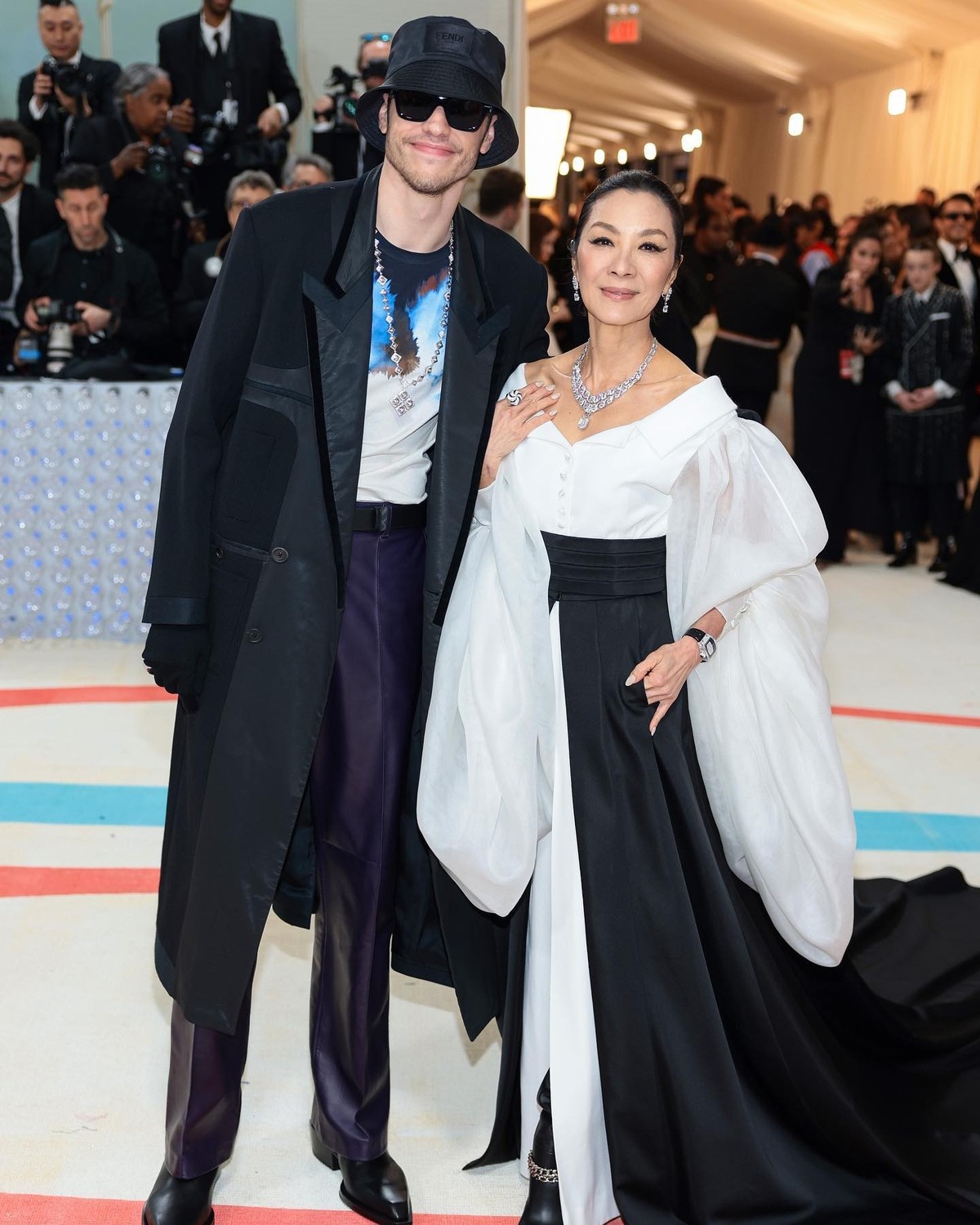 Un duo improbable. On n'a pas trouvé de photo de Michelle Yeoh seule, mais c'est surtout elle la plus chic.