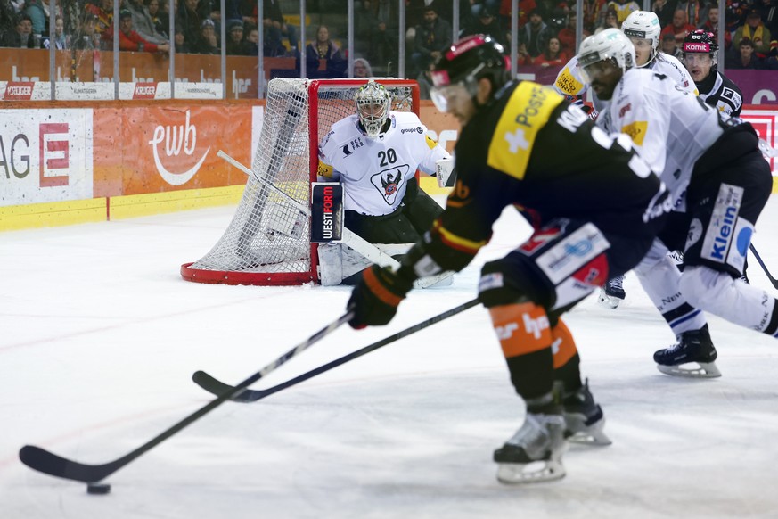 Torhueter Reto Berra (HCFG) beobachtet das Spielgeschehen vor seinem Tor im fuenften Eishockey Playoff Viertelfinalspiel der National League zwischen dem SC Bern und dem HC Fribourg-Gotteron, am Samst ...