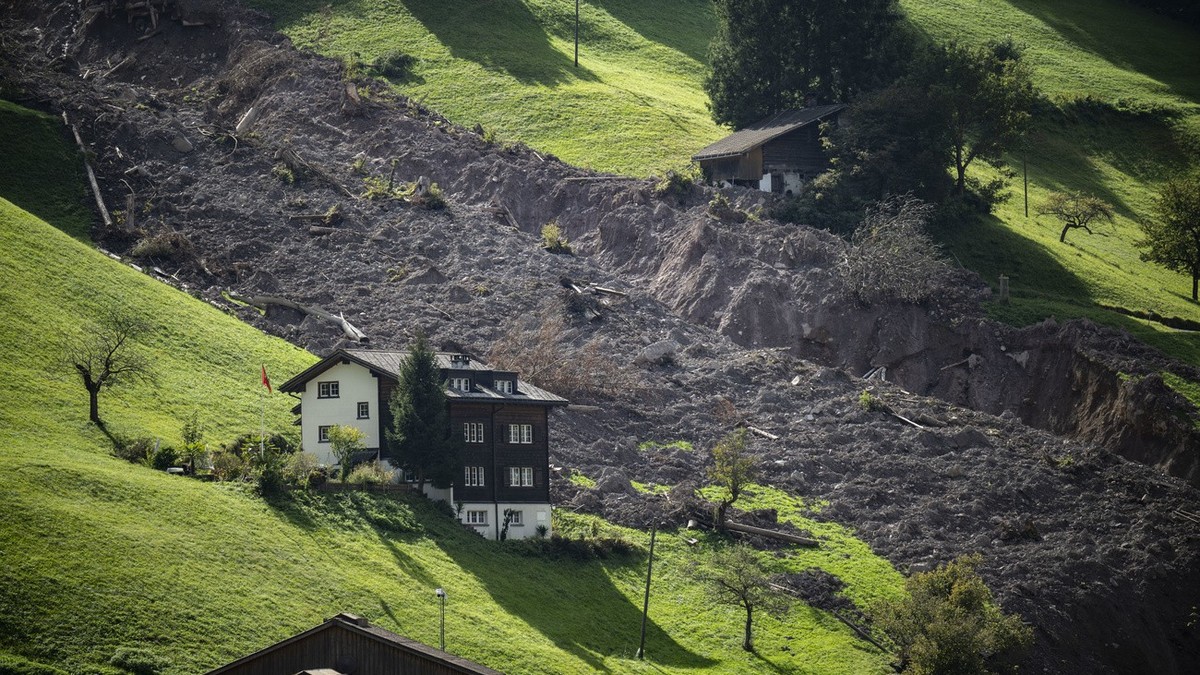 Blick auf den Erdrutsch, aufgenommen am Dienstag, 3. Oktober 2023, in Schwanden. Am 29. August hat sich ein Erdrutsch mit 30'000 Kubikmeter Geroell ereignet. Zahlreiche Gebaeude wurden beschaedig ...