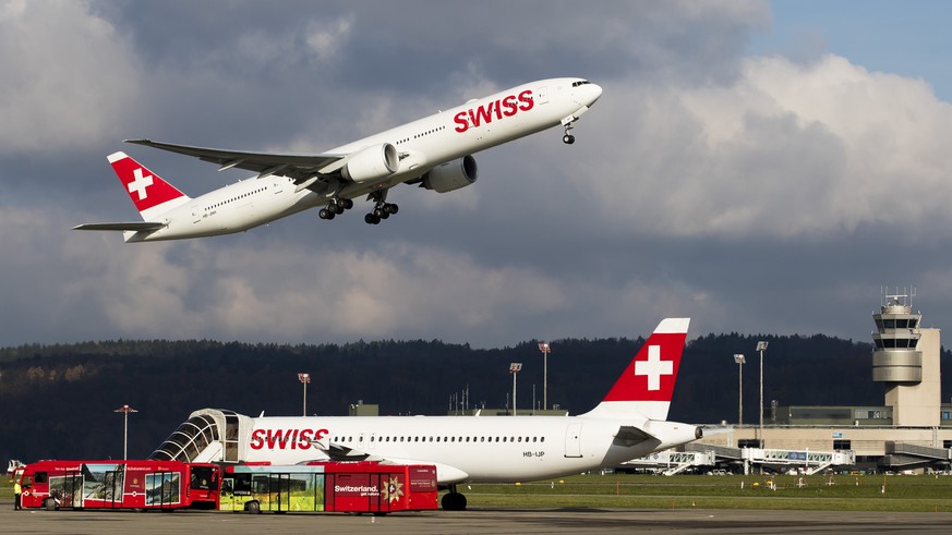 Eine Boeing 777-300 von Swiss Airlines startet auf der Piste 16 am Flughafen Zuerich, am Dienstag, den 14. November 2017, in Kloten. (KEYSTONE/Christian Merz)