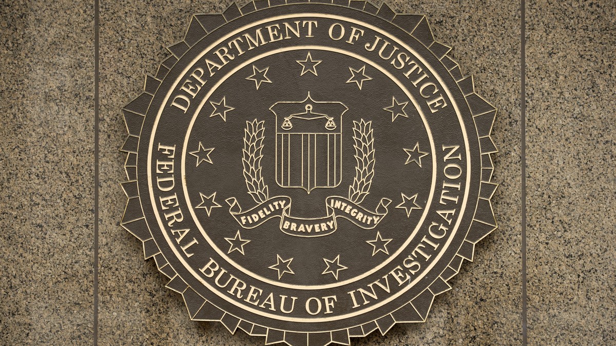 epa05171661 (FILE) The logo of the Federal Bureau of Investigation (FBI) at the J. Edgar Hoover FBI Building in Washington DC, USA, 22 December 2014. Apple chief executive Tim Cook refused the judge&# ...