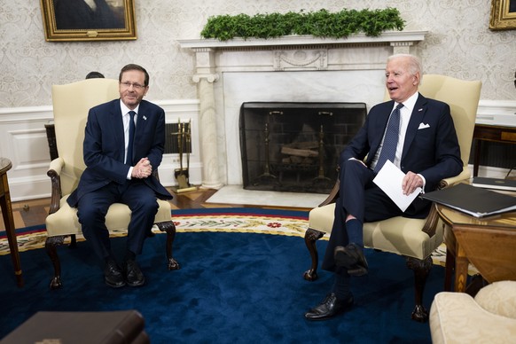 epa10267400 US President Joe Biden (R) meets with President Isaac Herzog of Israel in the Oval Office at the White House in Washington, DC, USA, 26 October 2022. EPA/Doug Mills / POOL