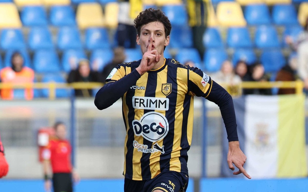 Floriani Mussolini Romano SS Juve Stabia esulta dopo il gol 1-0 durante la partita tra Juve Stabia-Cesena del Campionato italiano di calcio Serie BKT 2024/2025 - Stadio Romeo Menti, Castellammare di S ...