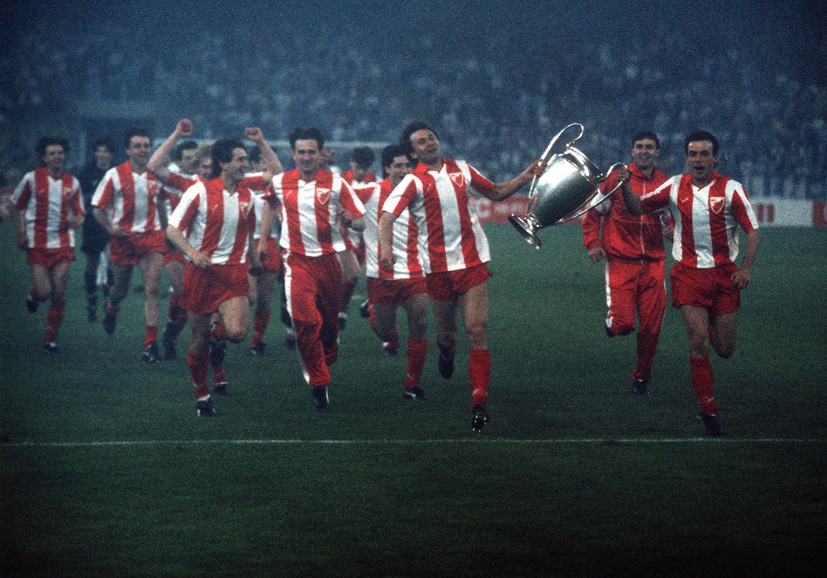 Finale Europapokal der Landesmeister 1990/1991 in Bari, Sieger Roter Stern Belgrad, die Spieler rennen hocherfreut mit dem Cup �ber das Spielfeld

Final European Cup the National champion 1990 1991  ...