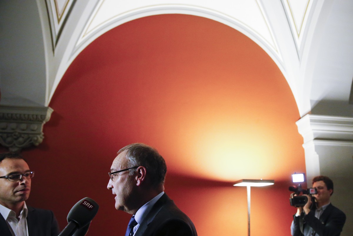 Guy Parmelin stellt sich nach dem FDP-Hearing den Fragen der Medien.