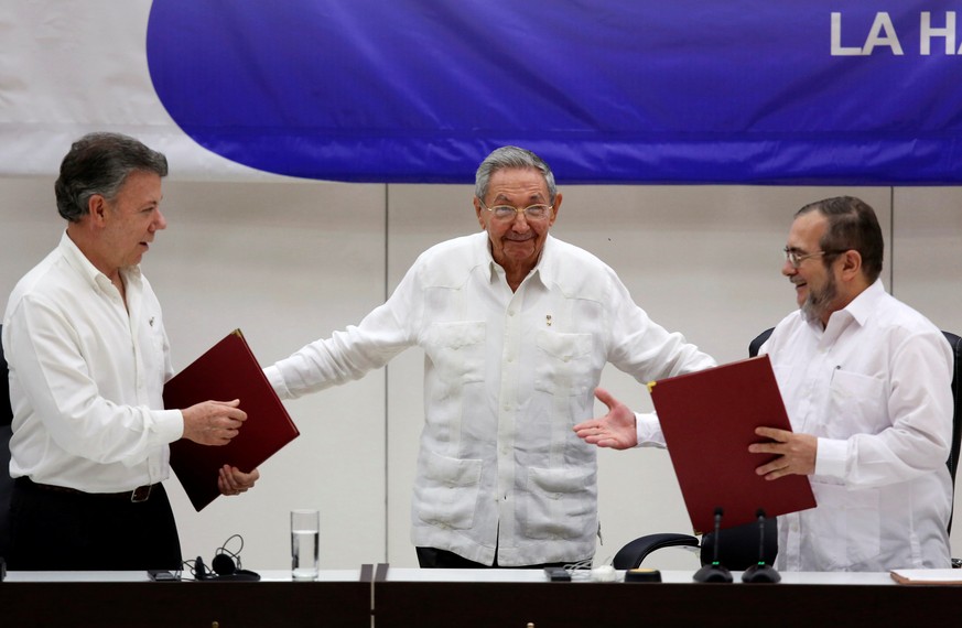 Im Beisein von Raul Castro unterzeichnen&nbsp;Juan Manuel Santos, Präsident von Kolumbien und Rodrigo Londono, Chef der Farc, den Waffenstillstand.
