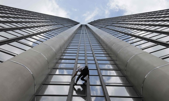 Der französiche Kletterer Alain Robert, auch «Spiderman» genannt, besteigt den Tour Montparnasse, ein 210 Meter hohes Gebäude in Paris.&nbsp;<br data-editable="remove">