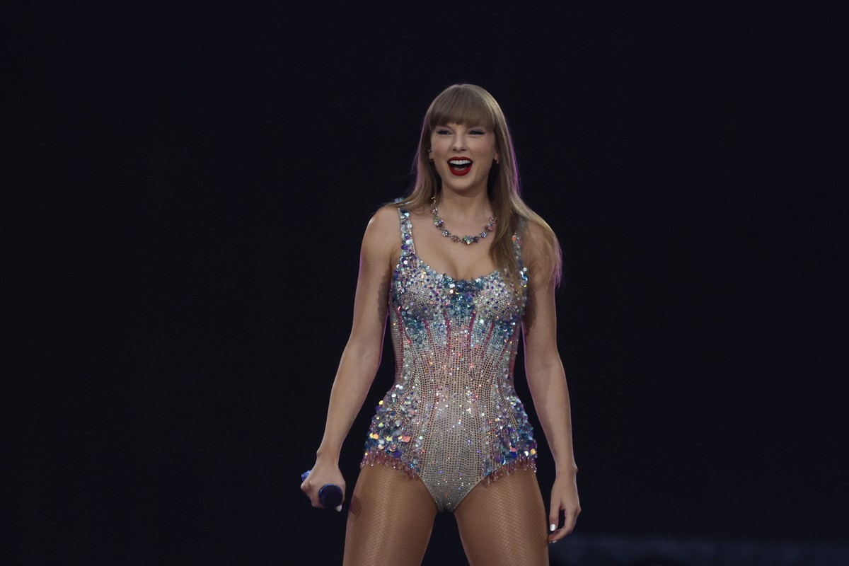 epa11378159 US singer and composer Taylor Swift performs on stage on occasion of her 'The Eras Tour' concert at Santiago Bernabeu stadium in Madrid, Spain, 29 May 2024. EPA/JUANJO MARTIN