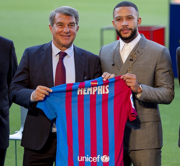 FC Barcelona president Joan Laporta, left, and Netherlands striker Memphis Depay pose for the media during his official presentation after signing for FC Barcelona in Barcelona, Spain, Thursday July 2 ...