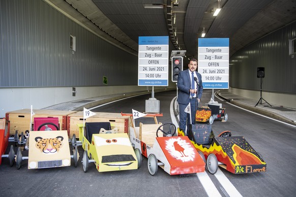 Der Zuger Regierungsrat Florian Weber bei seiner Rede waehrend der Inbetriebnahme der Umfahrungsstrasse, Tangente Zug - Baar am Donnerstag, 24. Juni 2021 in Baar. (KEYSTONE/Urs Flueeler).